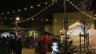Auf diesen Blick auf den Weihnachtsmarkt bei evangelischer Kirche und Rathaus müssen die Altlußheimer auch in diesem Jahr verzichten. Der Anstieg der Corona-Infektionen hat den Gemeinderat zur Absage veranlasst.