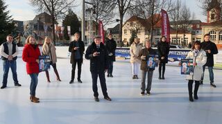 Initiatoren, Sponsoren und Weihnachtsmarktengel auf der Schlittschuhbahn vereint: Ali Ghawami (hinten v. l.), Nicole Harpf, Rolf Boguslawski, Annemieke Wagner, Andrea Baisch, Lisa Kullmann und Michael Maier stellen mit Katja Nowotny (vorne v. l.), OB Dr. René Pöltl, Karin Erle und Christiane Drechsler die Planungen rund um den Weihnachtsmarkt vor.