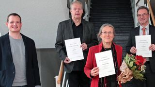 Philipp Wolfart, stellvertretender Musikschulleiter (l.) und Oberbürgermeister Dr. René Pöltl (r.) würdigen Roger Olsson, Kathrin Kirn-Rodegast und Roland Merkel.