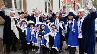 Die SCGler sind zum Rathaus gekommen und haben ihren starken Nachwuchs dabei. Dem Fotografen schmettern sie ein fröhliches Ahoi entgegen.