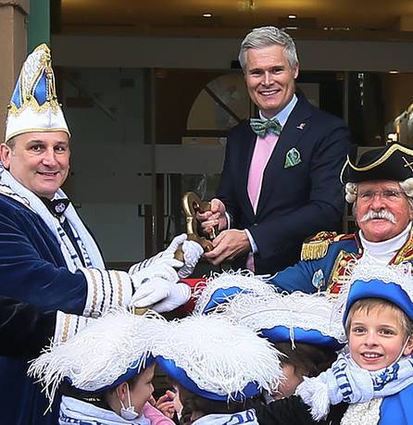 Petros Maloussidis nimmt mit Peter Much den Schlüssel von Matthias Steffan entgegen.