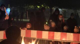 Am Martinsfeuer leuchteten die Kinderaugen mit den Laternen um die Wette. Auf einer Großbildwand lief die Geschichte vom römischen Soldaten Martin, der mit einem Bettler den Mantel teilt.
