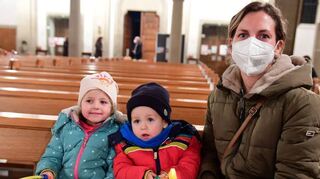 Tilda, Malte und Mama Vera haben natürlich ihre schönen Laternen dabei und freuen sich auf die etwas andere St. Martinsfeier, zu der etliche Familien am Donnerstagabend in die Kirche St. Sebastian gekommen sind.