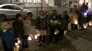 Ihre wunderbaren Laternen präsentieren die „Gartenzwerge“ und „Ameisen“ des Podey-Kindergartens zu Martini.