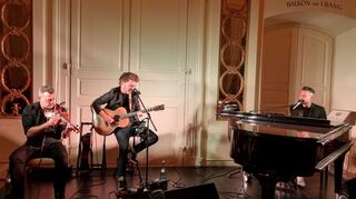 Chris Herzberger (v. l.), Christoph Melzer und Markus Zimmermann nehmen das Publikum im Schlossrestaurant „Theodors“ mit auf eine Reise durch die Musikgeschichte.