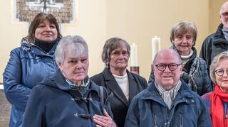 Tamara Ibragimowa (v. l.), in Vertretung von Patricia Kaysan ihre Mutter Frau Monika Magin, Erika Lackus, Wolfgang Maier, Ranziska Wiltz, Gertrud Maier, Pfarrer Walter Sauer und Erika Müller freuen sich über die langjährigen Mitglieder.