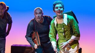 Eine Szene mit Michael Hecht, Klaus Herdel und Simon Speer als Pinocchio: Das Stück überzeugt mit einer tollen Inszenierung, genialen Schauspielern und fantastischer Maske.
