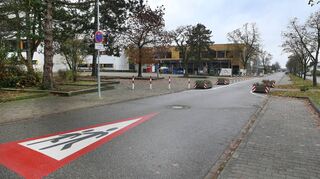 Blick in die Kornstraße Richtung Sport- und Kulturhalle: Das Dauerprovisorium auf der Straße vor der Lußhardtschule soll behoben, die Außenanlagen neu gestaltet werden. Die Überplanung der Kornstraße-Süd wurde erst einmal zurückgestellt.