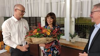 Ehrung, Dank und Blumen für „immense Arbeit“: Andreas Sternberger (l.) und Michael Grosskopf (r.) verabschieden Petra Wolff nach über 20 Jahren aus dem Vorstand des AGV Belcanto.