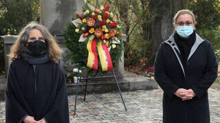 Die evangelische Pfarrerin Cristina Blázquez (l.) und Bürgermeisterin Patricia Rebmann gedenken der Verstorbenen auf dem Eppelheimer Friedhof.