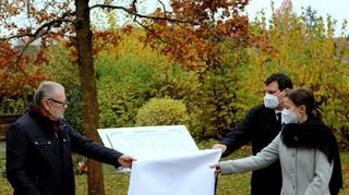 Ulrich Kobelke (v. l.), Archivar der Gemeinde, Bürgermeister Nils Drescher und Pfarrerin Christiane Banse enthüllen die Gedenktafel.
