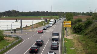 Die Grünfläche rechts der Landstraße in Richtung Karlsruhe kann für eine Auf- und Abfahrt genutzt werden. Dadurch muss auf der Landstraße der Verkehr nicht mehr gekreuzt werden – die Ampelanlage könnte zurückgebaut werden.