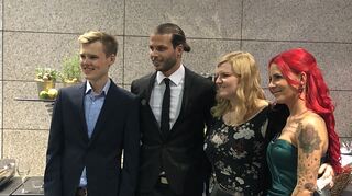 Dennis und Dana Diekmaier mit Fans auf der Verleihung.