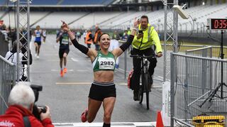 Deutsche Meisterin und Olympia-Teilnehmerin im Langstreckenlauf beim Zieleinlauf beim 24. Hockenheimringlauf: Sabrina Mockenhaupt-Gregor.