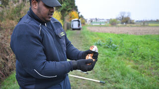 Ein Mitarbeiter der Tierrettung Rhein-Neckar mit einem der eingefangenen Meerschweinchen.