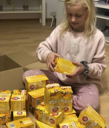 Jede Menge Teebeutel: Emily hilft fleißig mit beim Füllen der Stiefel.