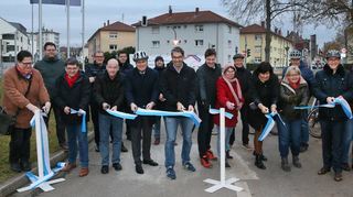 Bei der Einweihung und Freigabe des Rondells lassen (v. l.) Simone Staudt-Ludwig, Professor Christoph Hupfer, Joachim Aurisch, Bürgermeister Matthias Steffan, Landtagsmitglied Dr. Andre Baumann (Grüne), Markus Bürger, Elfriede Fackel-Kretz-Keller, Ulrike Utz, Sabine Rebmann, Oberbürgermeister Dr. René Pöltl, Kathrin Vobis-Mink und Peter Lemke die Scheren schnippen.
