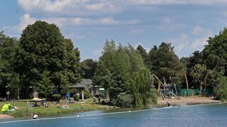 Da war die Welt noch in Ordnung: Als im Juni die Badesaison verspätet eröffnet werden konnte, schien noch die Sonne. Doch nach dem Juli kam der Regen.