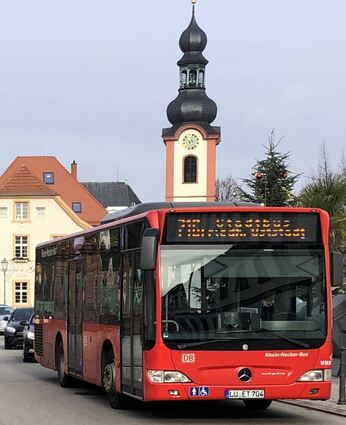 Der Stadtbus – hier auf dem Weg vom Schlossplatz in Richtung Karlsruher Straße – soll ab Jahresbeginn 2023 nichts mehr kosten und wahrscheinlich elektrisch betrieben werden.