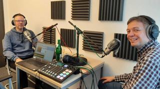 Jan Kotulla (l.) und Christian Rotter bei der Aufnahme des Eishockey-Podcasts "Adler-Check".