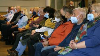 Mit Maske und 2G verfolgen die Zuhörer den lebendigen Vortrag.