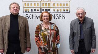 Der evangelische Diakonieverein schüttet regelmäßig Spenden aus an soziale Einrichtungen: Der Vorsitzende Ulrich Kirchner (l.) und Gemeindediakonin Margit Rothe (r.) überreichten das Geld an Klaus Holland und Johanna Senn-Dietrich.