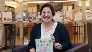 Die neue Leiterin der Stadtbibliothek, Anna Lenz, sitzt im neu gestalteten Bereich in der Stadtbibliothek. Die Ecke mit Sesseln und Sofa soll den Menschen ein Wohlfühlambiente bieten und die Aufenthaltsqualität steigern.