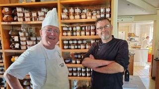 Der französische Spitzenkoch Jean-Marie Dumaine (l.) hat Jörg Kleber und seinem Team eine neue berufliche Heimat geboten - in seinem Restaurant "Vieux Sinzig". Künftig heißt es "Vieux Sinzig - Klebers Küche". Hier stehen die beiden im Eingangsbereich des Eckhauses in der Kölner Straße 6 in Sinzig, in den Regalen sind Produkte aus der Gourmet-Manufaktur der Dumaines zu sehen. Rechts hinten: die Küche.