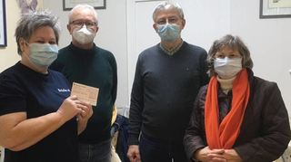 Margit Jäger (v. l.) und Achim Schmitt von der „Brücke“ freuen sich über Unterstützung von der Kolpingsfamilie, hier vertreten durch Alfred Neubrand und Irmgard Moll-Umhey.