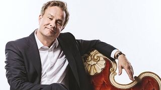 Die Selbstgefälligkeit ist in der Brühler Festhalle ein ganz wichtiges Thema beim aktuellen Programm des Kabarettisten Lars Reichow.