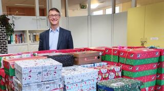Weihnachten im Schuhkarton am Dietrich-Bonhoeffer-Gymnasium: Schulleiter Thomas Becker freut sich über die große Hilfsbereitschaft der Schüler und Lehrer, die 128 Pakete schnürten.