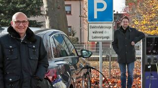 OB Dr. René Pöltl (v. l.), Patrick Cisowski, Catrin Nähr und Andreas Stampfer weihen die E-Ladesäule ein.