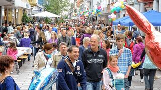 <p>In der Innenstadt tummeln sich viele Besucher. Mittendrin taucht das Maskottchen des Deutschen Turnfestes 2013 auf, das unter den Augen von Moderator Peter Lemke und Oberbürgermeister Dr. René Pöltl von den Kindern geknuddelt wird. Am Spielmobil testen Lukas und Markus Herbst Pedalos, während auf der Bühne Theo Tollpatsch Mädchen und Jungen zum Singen animiert. Im Schloss haben Kinder freien Eintritt und lernen - wie hier Anna - Seifen herzustellen. Sophia (r.) und Jana Münster alias "Hanni und Nanni" schreiben Autogramme, Evelyn-Sophie (mit Hut) erhascht eins. Im Bärenhospital des Jugendrotkreuzes hat sich gerade ein Notfall ereignet - für Bär Britta geht jedoch alles gut aus (im Uhrzeigersinn).</p>