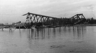 Marodierende abziehende Wehrmachtstruppen sprengten die Rheinbrücke 1945, um das Vorrücken der Alliierten zu erschweren. Nur sieben Jahre hatte die schöne Stahlkonstruktion Bestand gehabt.