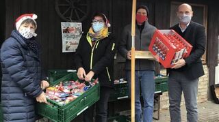 Dagmar Engelhardt (v. l.), Renate Hettwer, Hanspeter Rausch und MdL Daniel Born waren bei der ersten Aktion für die Tafel von der Resonanz überwältigt.