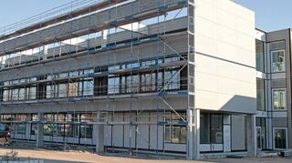Die Fassade ist schon überwiegend gerüstfrei: Das Gebäude der „Grundschule plus“ geht zügig seiner Fertigstellung entgegen.