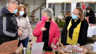 Angela Schwarz (pinkfarbene Jacke) ist Kassiererin im Verein und preist die hausgemachten Leckereien an.