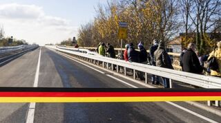 Kurz vorm entscheidenden Moment der neuen badisch-pfälzischen Freiheit: Das zu durch schneidende Band vor der Salierbrücke präsentiert sich noch unversehrt.
