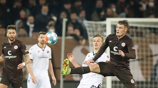 St. Paulis Eric Smith (r.) und Sandhausens Marcel Ritzmaier im Kampf um den Ball. Nicht nur hier haben die Gastgeber im Nachholspiel die Nase vorn.