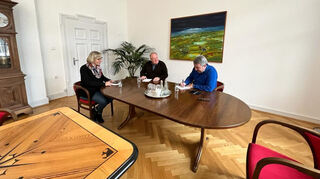 Chefredakteur Jürgen Gruler (r.) im Gespräch mit OB Stefanie Seiler und Peter Bödeker von der Leistungsgemeinschaft.