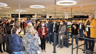 Sabine Bischoff (r.) freut sich am Vorabend der Edeka-Wiedereröffnung über viele geladene Gäste.