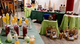Ab sofort sorgt „Der kleine Weihnachtsmarkt“ bei Metzgerei Hauser für weihnachtlichen Flair. Zahlreiche Geschenkideen durch die von Menschen mit Behinderung hergestellten Waren machen dabei Lust auf Heiligabend.