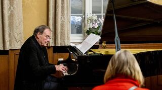 Pianist Rolf Verres unterbricht seine vortreffliche Begleitung bei der Konzertlesung „Zwischen Tag und Traum“ im historischen Ratssall einmal für ein verschlafenes Schnarchen – eine humorvolle Wendung beim entsprechenden Gedicht.