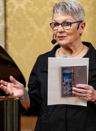 Autorin Sonja Viola gefällt mit ihren feinfühlig wortgewandten Gedichten.