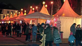 Die schön erleuchteten Zelte auf dem nördlichen Schlossplatz sind 2021 am frühen Donnerstagabend trotz Corona-Auflagen von zahlreichen Besuchern frequentiert.