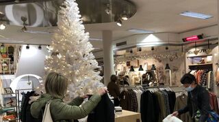 Schön dekoriert präsentiert sich das Modehaus Bräuninger in der Dreikönigstraße zur Adventszeit. Da wurde gleich mal die neue Wintermode anprobiert.