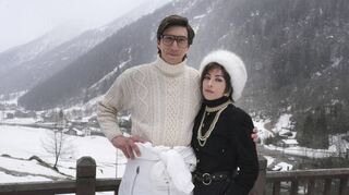 Adam Driver (l.) als Maurizio Gucci und Lady Gaga als Patrizia Reggiani in einer Szene des Films „House of Gucci“.