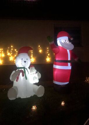 In der Grenzhöferstraße warten der Nikolaus und auch ein Eisbär auf die Bürger.