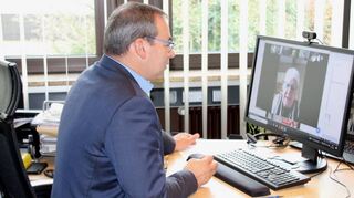 Wird es ein Treffen nächstes Jahr geben? – Bürgermeister Jürgen Kappensteinbei der Videokonferenz mit Trélazé in seinem Büro im Rathaus.