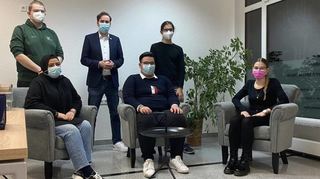 Der Landtagsabgeordnete Andreas Sturm (Dritter von links) trifft sich in seinem Hockenheimer Büro mit Vertretern des Jugendge-meinderats.